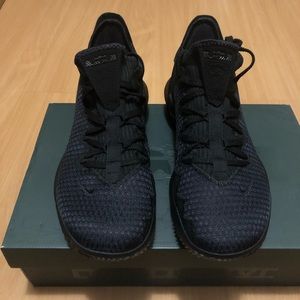 Nike Lebron James 16 low black sneakers